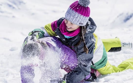 Toben im Schnee im CSA Snowland der Skischule Grillitsch in Obertauern