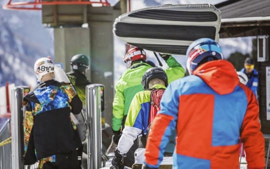 Liftauffahrt beim Airboarden in Obertauern