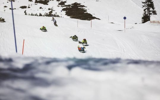 Rasante Abfahrt beim Airboarden in Obertauern - wer gewinnt das Rennen?