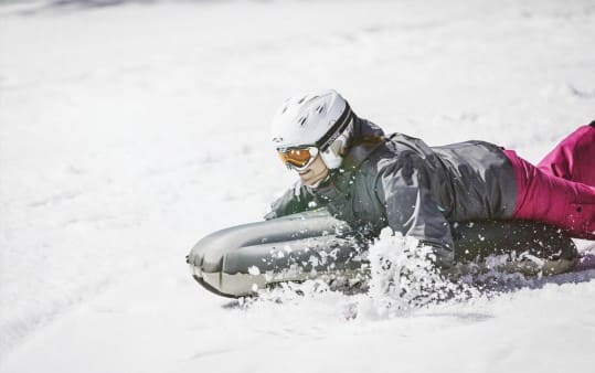 Airboarden - bäuchlings geht es den Berg hinunter!