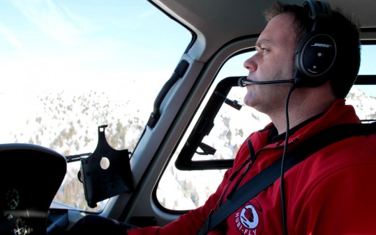 Der Pilot fliegt uns sicher durch die Lüfte.