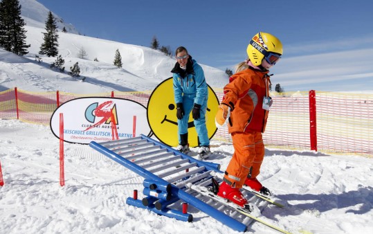 Im Snowland erlernen die Kinder die ersten Schwünge auf 2 Brettl'n.