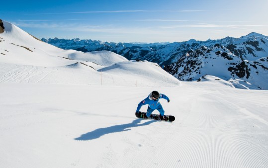 Jumps mit dem Snowboard im Freestylekurs