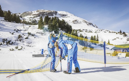 ...damit der Kinderskikurs ein tolles Erlebnis wird, bauen unsere Skilehrer das Kinderland am morgen auf.